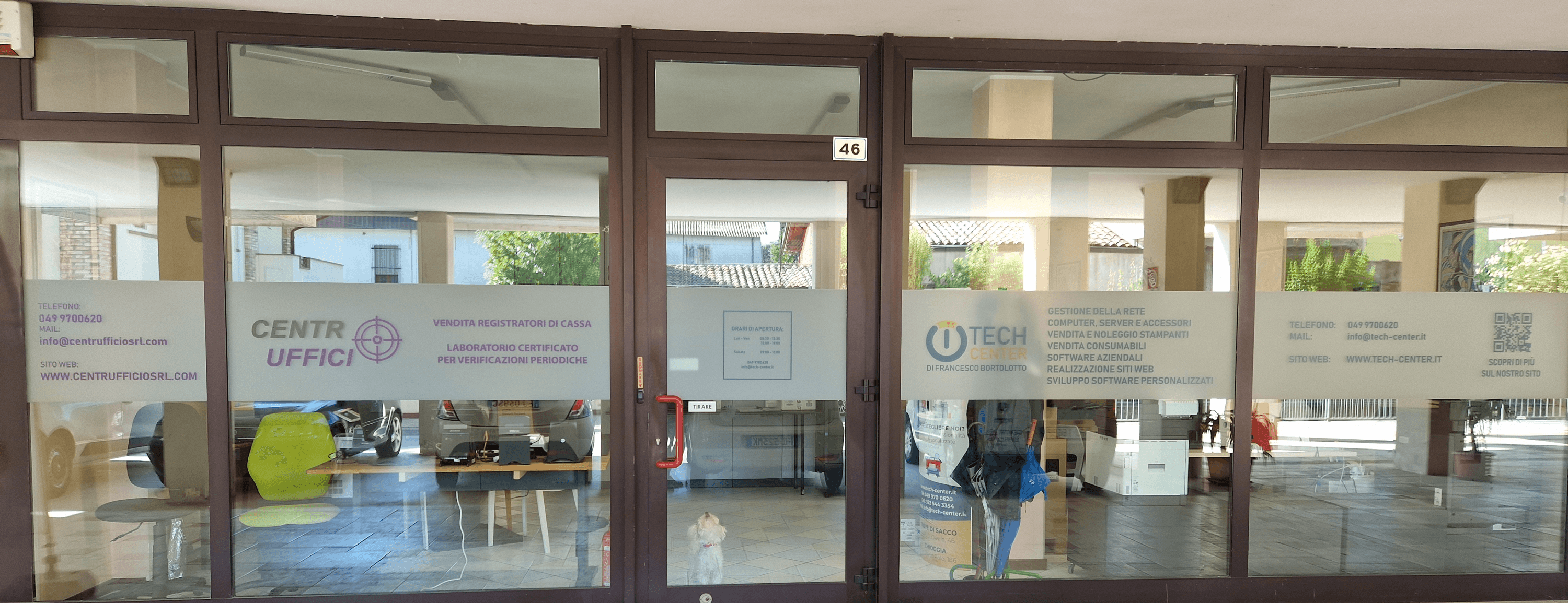 Ingresso e vetrine del negozio Computer Padova.